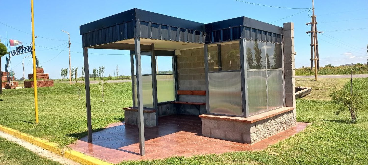 La flamante garita de ingreso a la localidad, inaugurada recientemente.