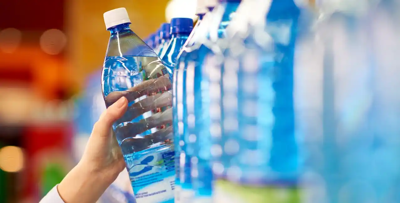 La ANMAT prohibió el consumo de una marca de agua de mesa y de un aceite de girasol