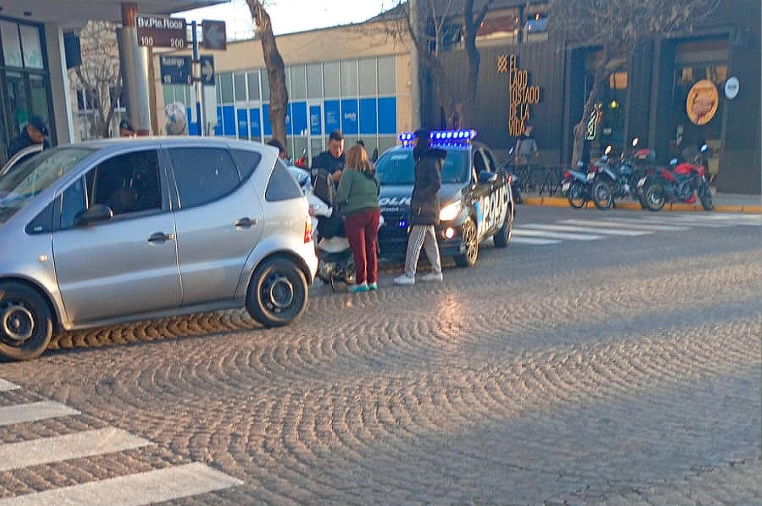 Accidente entre un auto y una moto en Bv. Roca e Ituzaingó terminó en un susto nada más