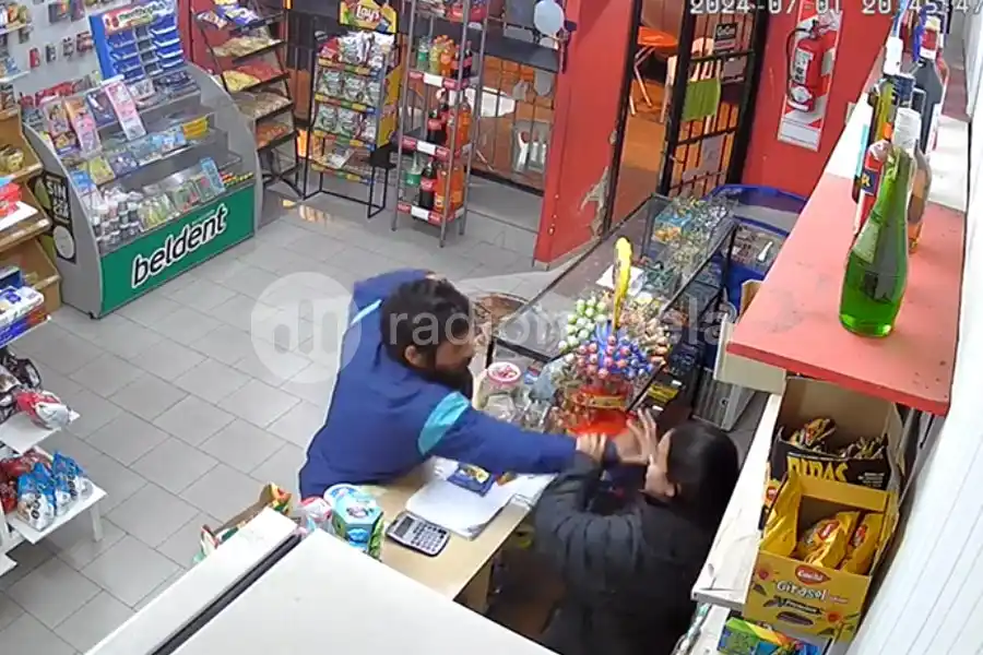 Al grito de “AYUDA”, se defendió de un ladrón y evitó que le robara