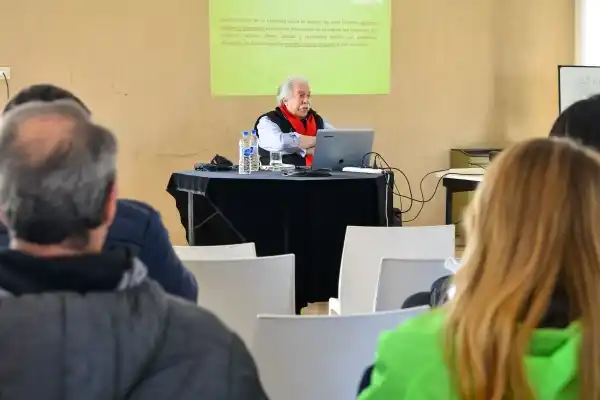 Especialista en neurociencia, educación física y kinesiología brindó capacitación gratuita en nuestra ciudad