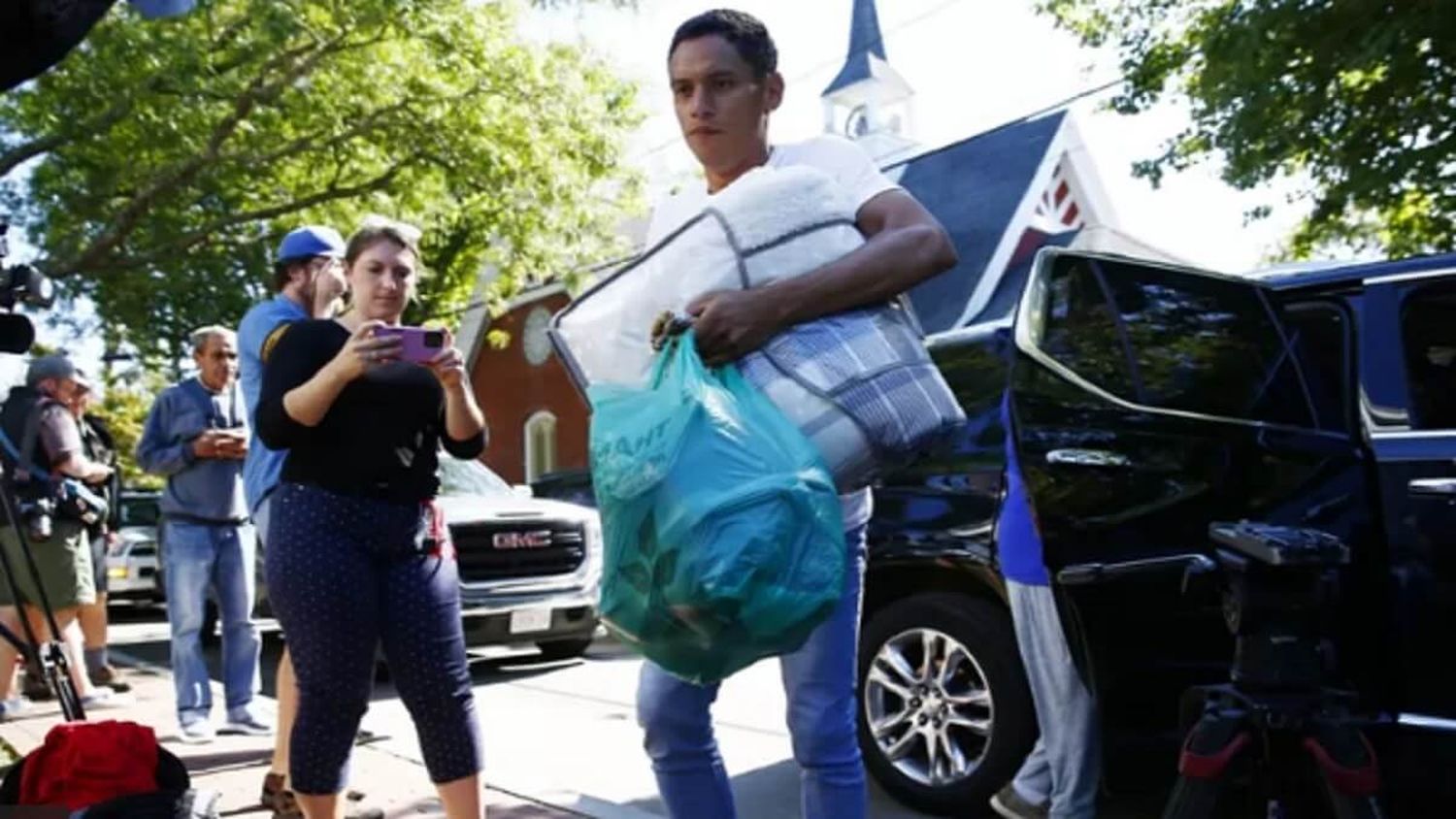 LEY PARA REUBICAR A MIGRANTES avanza en Florida: polémico proyecto del gobernador Ron DeSantis