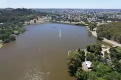 La Cruz Roja y la Escuela de Guardavidas realizaron una jornada de limpieza en el Lago del Fuerte