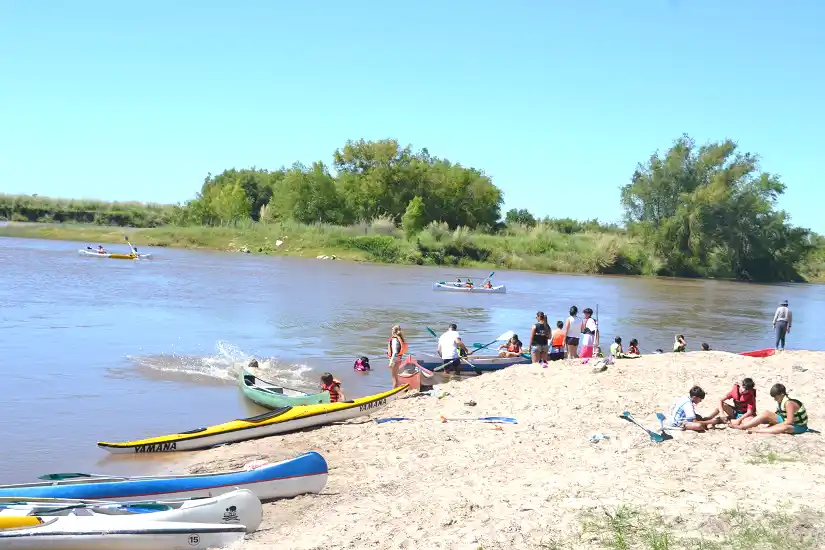 Programa de verano del Club Náutico: actividades para niños y mirada crítica sobre el estado del balneario
