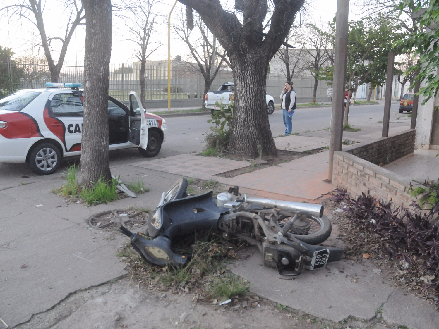 Chocan auto y moto en barrio en barrio Vélez Sarsfield