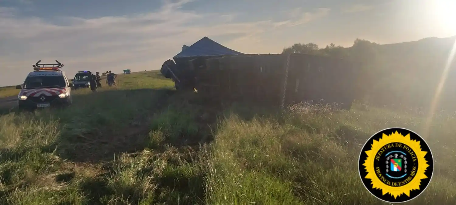Siniestro vial en el Viaducto Victoria-Rosario: un camión volcado tras colisión