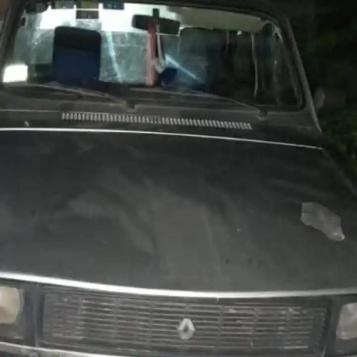 Uno de los autos que recibió disparos durante el conflicto.