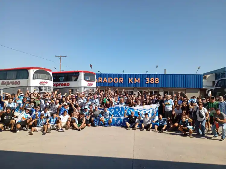 Cuatro micros con hinchas de Juventud Unida viajaron a Santiago del Estero para presenciar la final