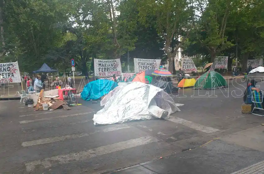 Continúa el acampe en las puertas del Municipio: "Ha avanzado bastante la negociación"