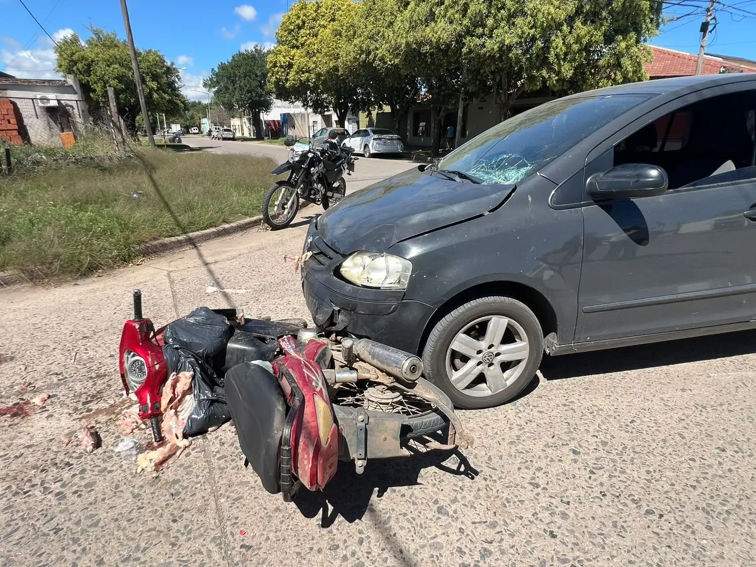 Colisión de motocicleta y auto con varios lesionados. Foto: BVVT