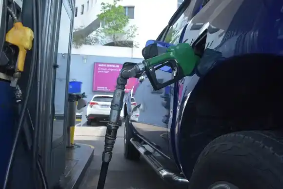 Aumentos escalonados: qué cambia en los precios de la nafta y el gasoil desde noviembre