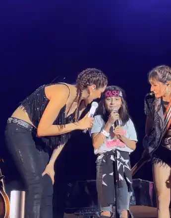 Leonor fue la niña que subió a cantar con HaAsh. Foto Instagram