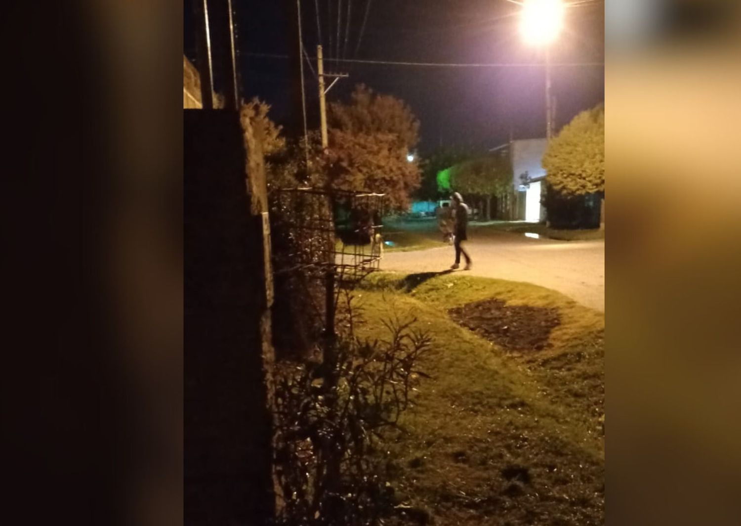 Vecinos reclaman por una mujer que deambula por las calles de noche