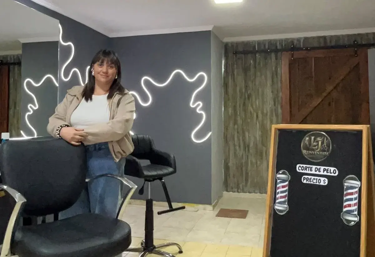 El nombre de la barbería es Reinventate LJ. Está ubicada en 20 de Junio 155, en la propiedad familiar de Lucía Jaureguibehere