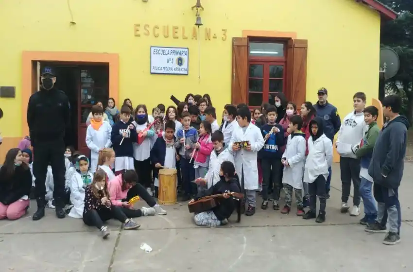 Otra labor solidaria de la Policía Federal Argentina