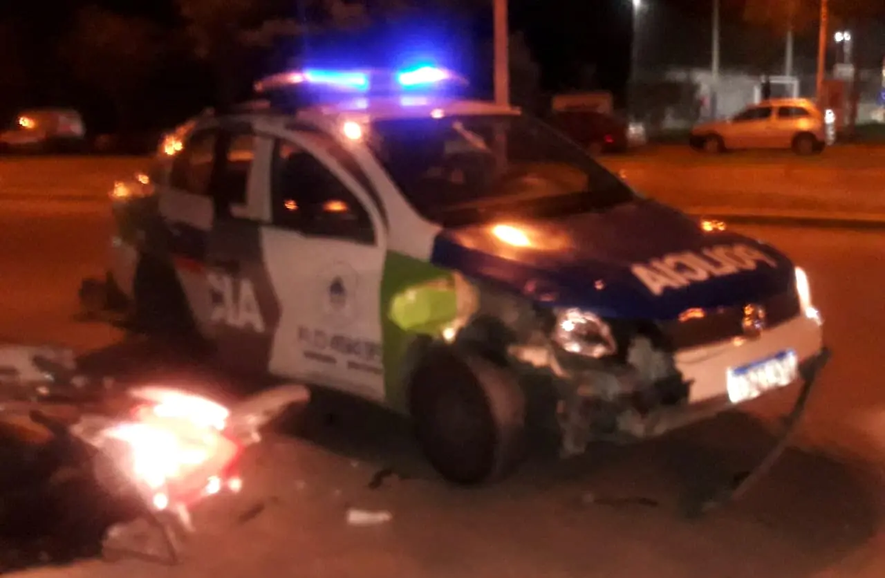 Hospitalizaron a motochorros que, tras arrebato, chocaron contra un patrullero