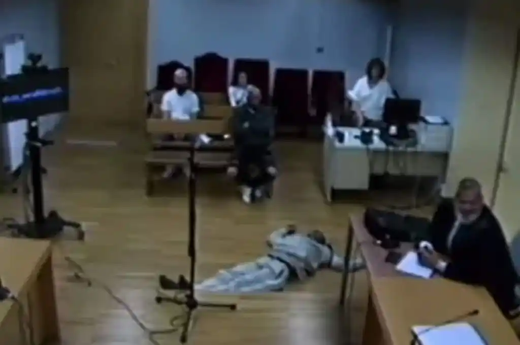 Un hombre golpea su cabeza contra la pared