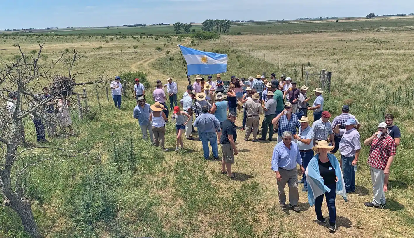 Dirigentes rurales se manifestaron en el campo usurpado junto a la familia Robles