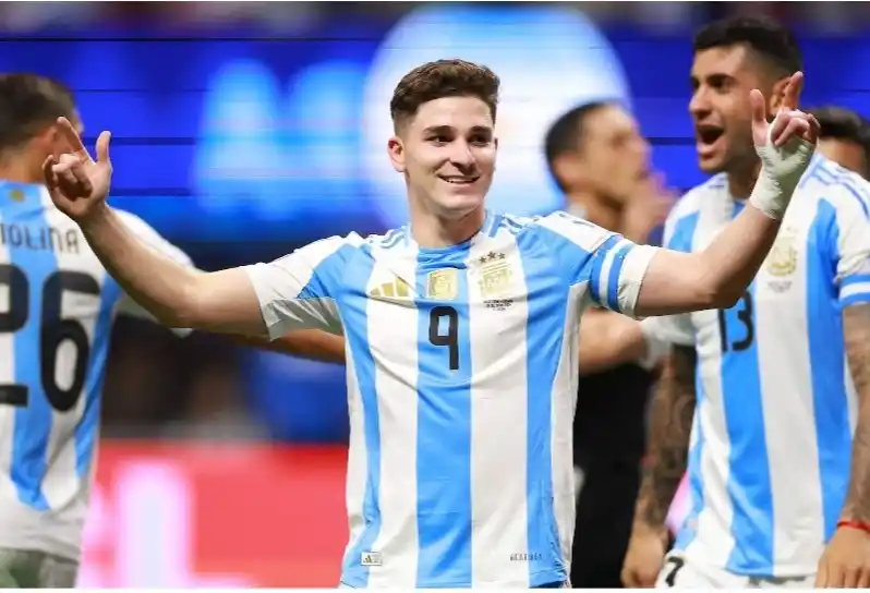 Argentina viene de golear a Chile en el Monumental.