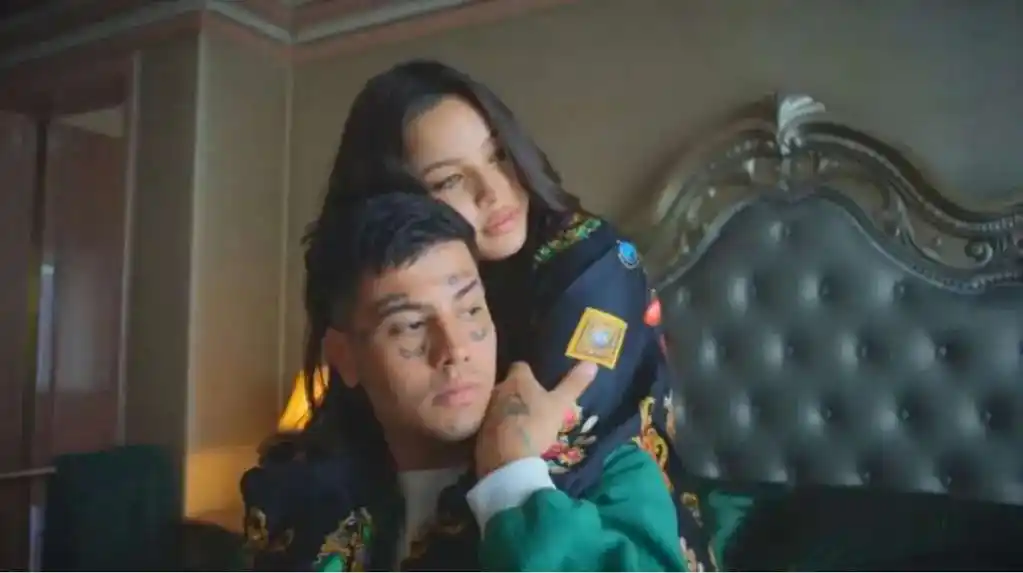 Duki confirmó con una foto su romance con Emilia Mernes