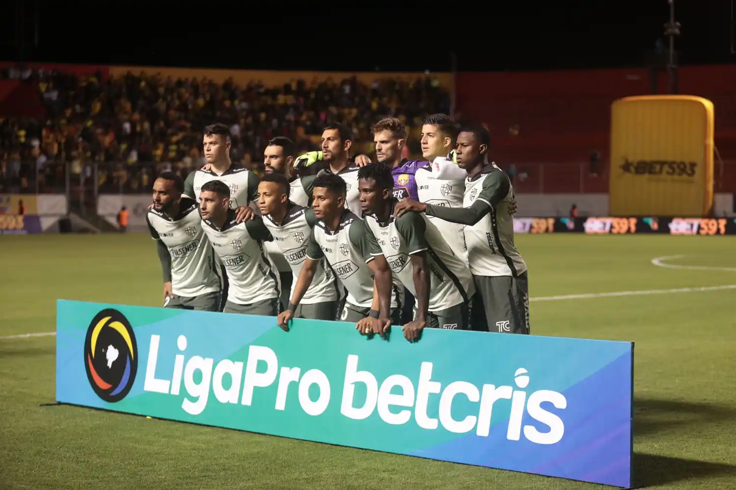 Martínez, segundo en la fila inferior.