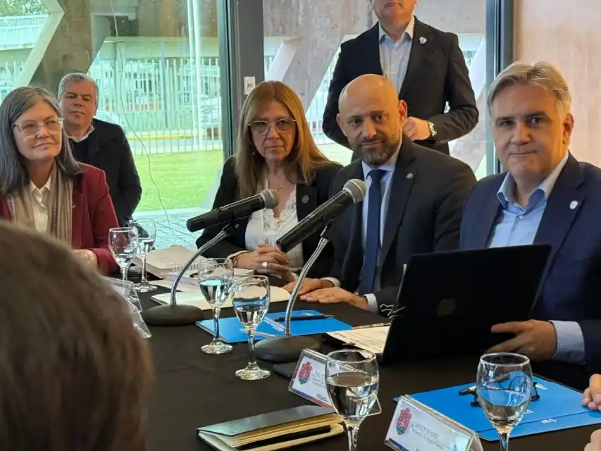 El ministro Puccini realizó la presentación con la participación de representantes de los puertos públicos y la Zona Franca.