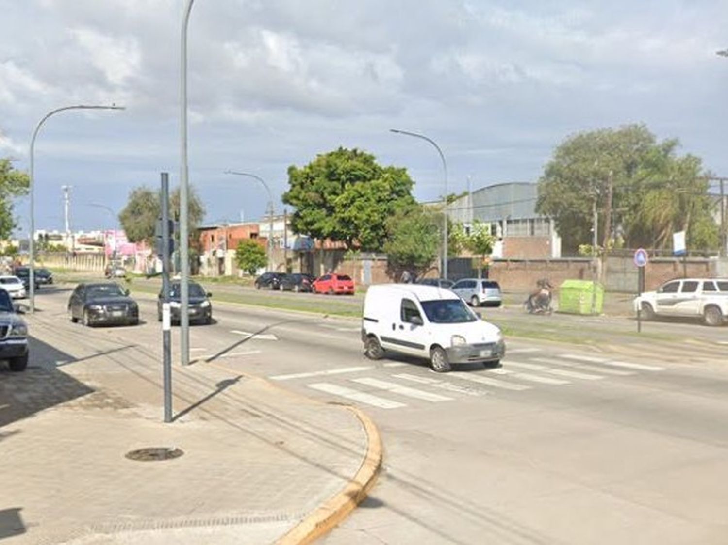 Una mujer que iba en bicicleta murió tras un choque con un camión en la zona oeste