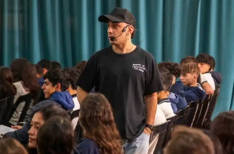 Ayrton Oviedo estuvo en la ciudad, donde brindó su habitual charla para alumnos del Stella Maris y el Don Orione.