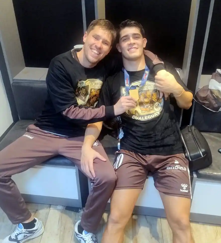 Dr. Darío Lacorazza y Vicente con la camiseta de La Taboneta-