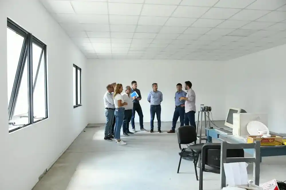 Las autoridades municipales durante una visita a la obra del nuevo edificio en el polo fabril.