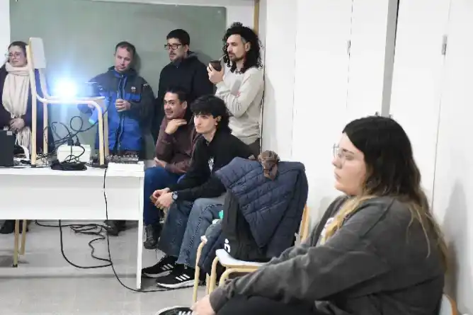 Estudiantes de la Tecnicatura en Producción Digital realizaron una muestra audiovisual en el Centro Universitario Chascomús