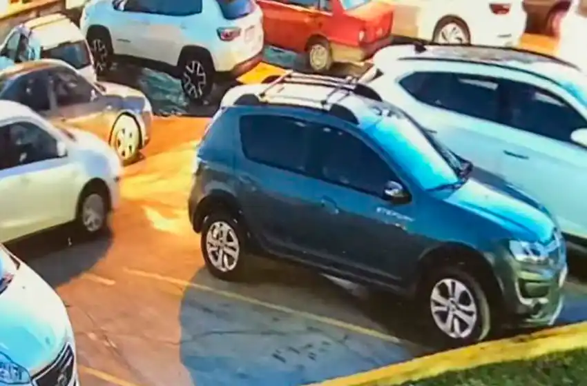 Video: abrieron un auto con un inhibidor de alarmas y robaron las pertenencias de la dueña