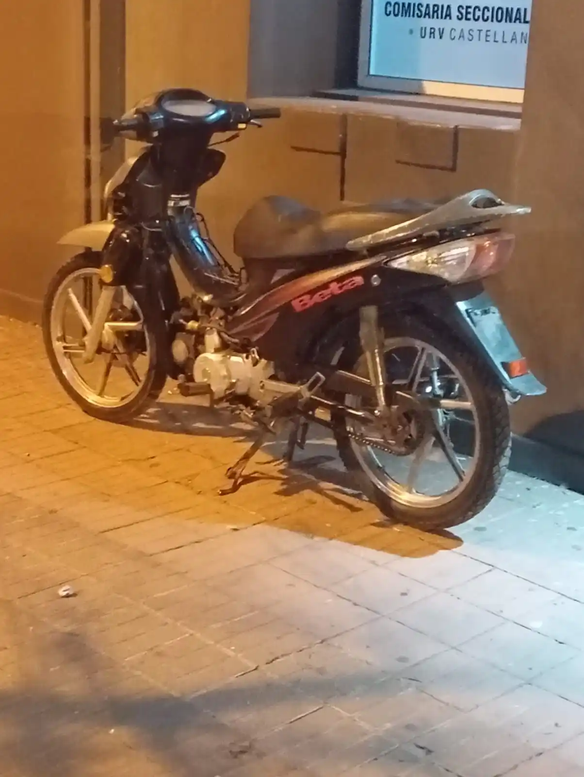 Por las cámaras, lo detectaron cargando combustible a una moto robada en una estación de servicio