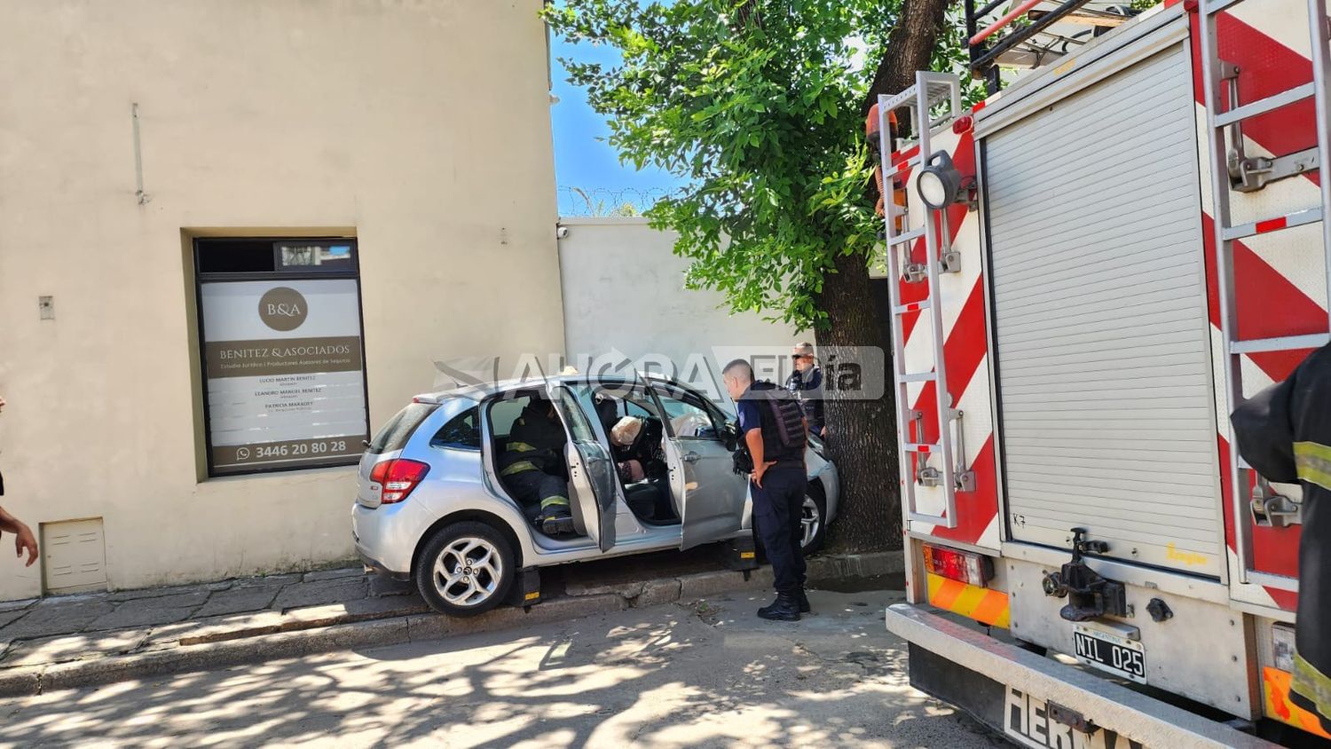 Una mujer se descompuso y chocó de frente contra un árbol en el centro de la ciudad