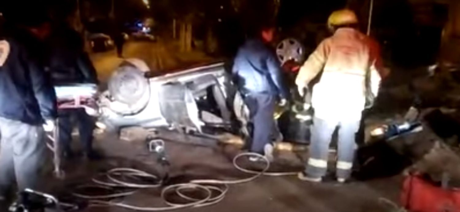 Auto destruido y 4 personas atrapadas: Imágenes del tremendo vuelco