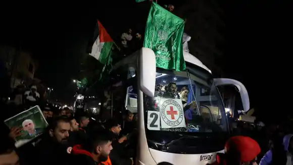LIBRES 90 PALESTINOS tras el alto al fuego en la FRANJA de GAZA: camiones con ayuda humanitaria entraron a la zona