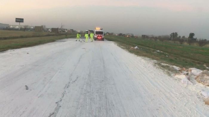 choque de camiones dejó la ruta con 30 toneladas de harina - 2