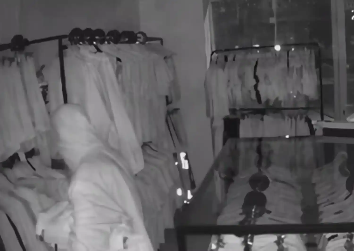 Robo en tienda de ropa de avenida Sarmienot