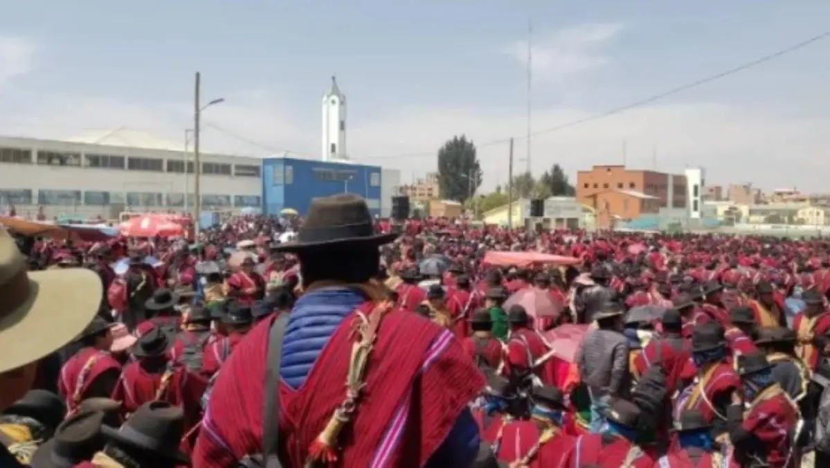 CON PONCHOS ROJOS, indígenas bolivianos inician bloqueo de caminos para exigir renuncia de Luis Arce