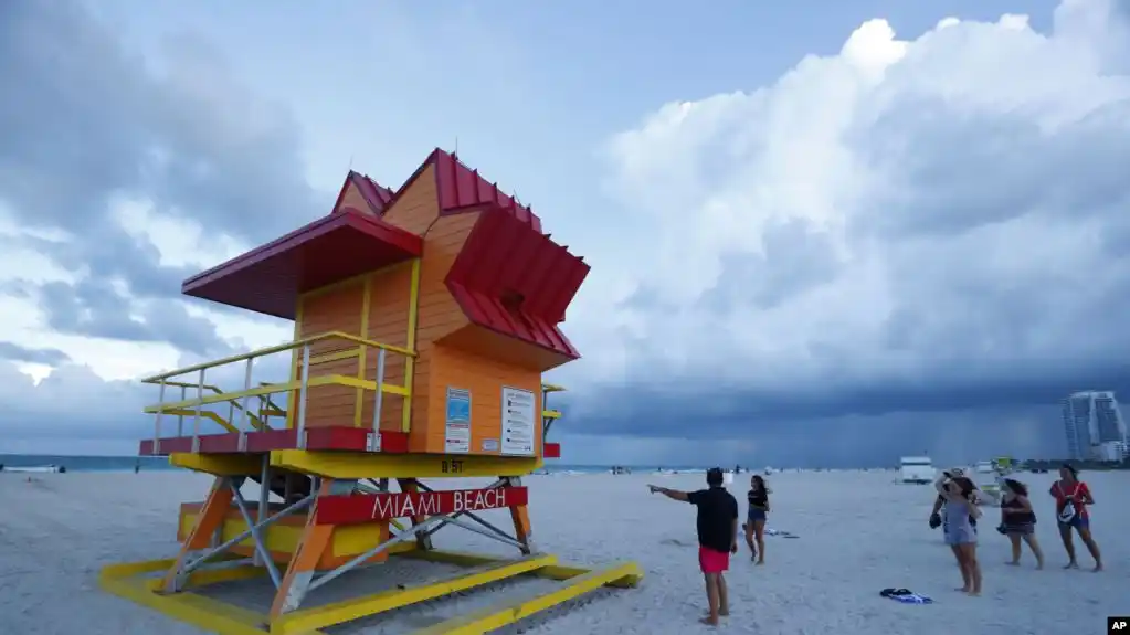 Dorian cambia levemente de curso, amenaza se extiende a Georgia y Carolinas