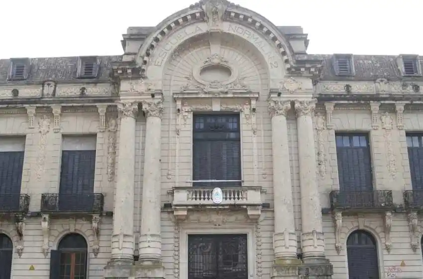 Denunciaron por violencia de género a un directivo del Normal 2