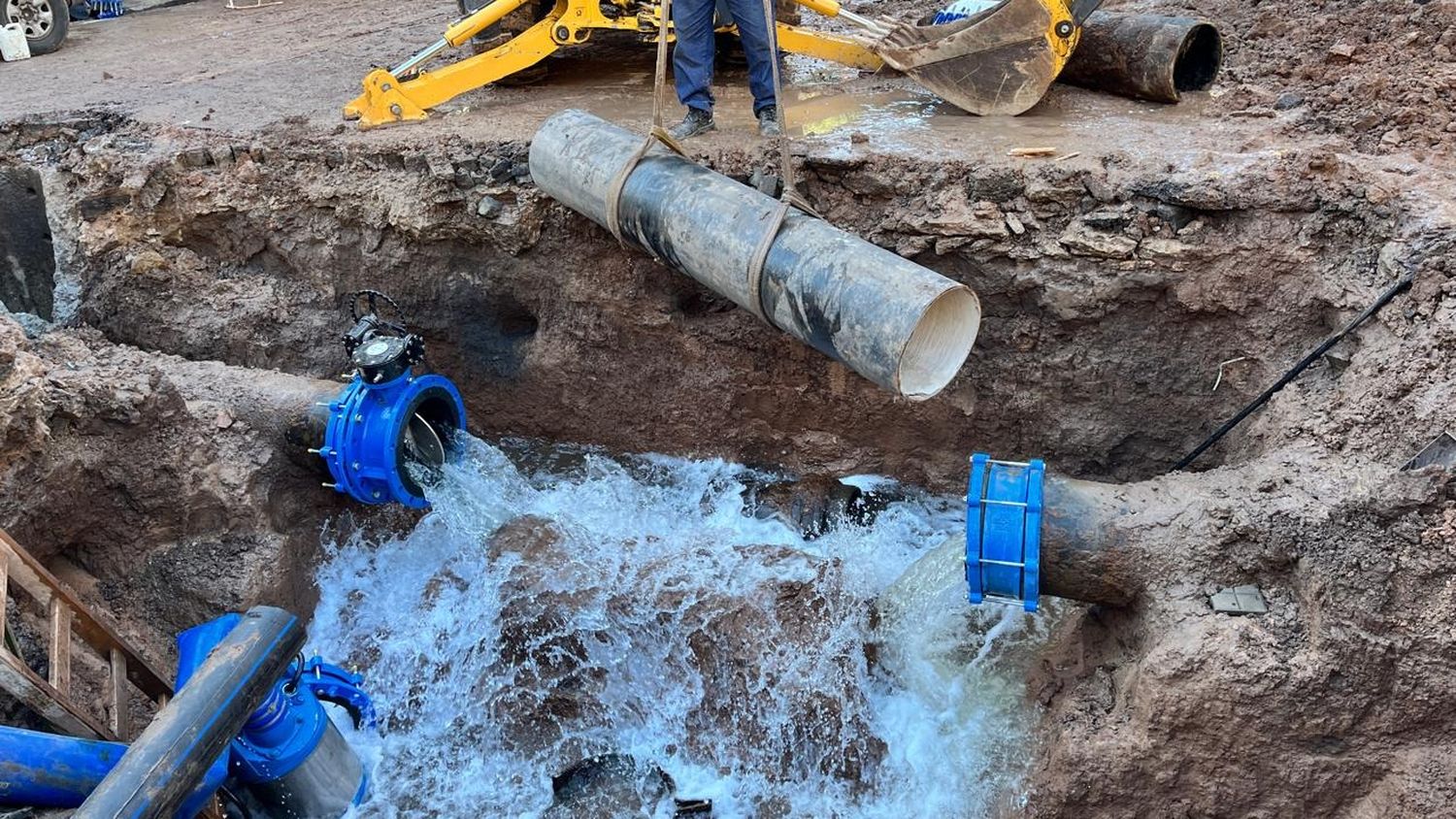 Terminaron las reparaciones del caño averiado en Pichincha y se repone el suministro de agua en Rosario