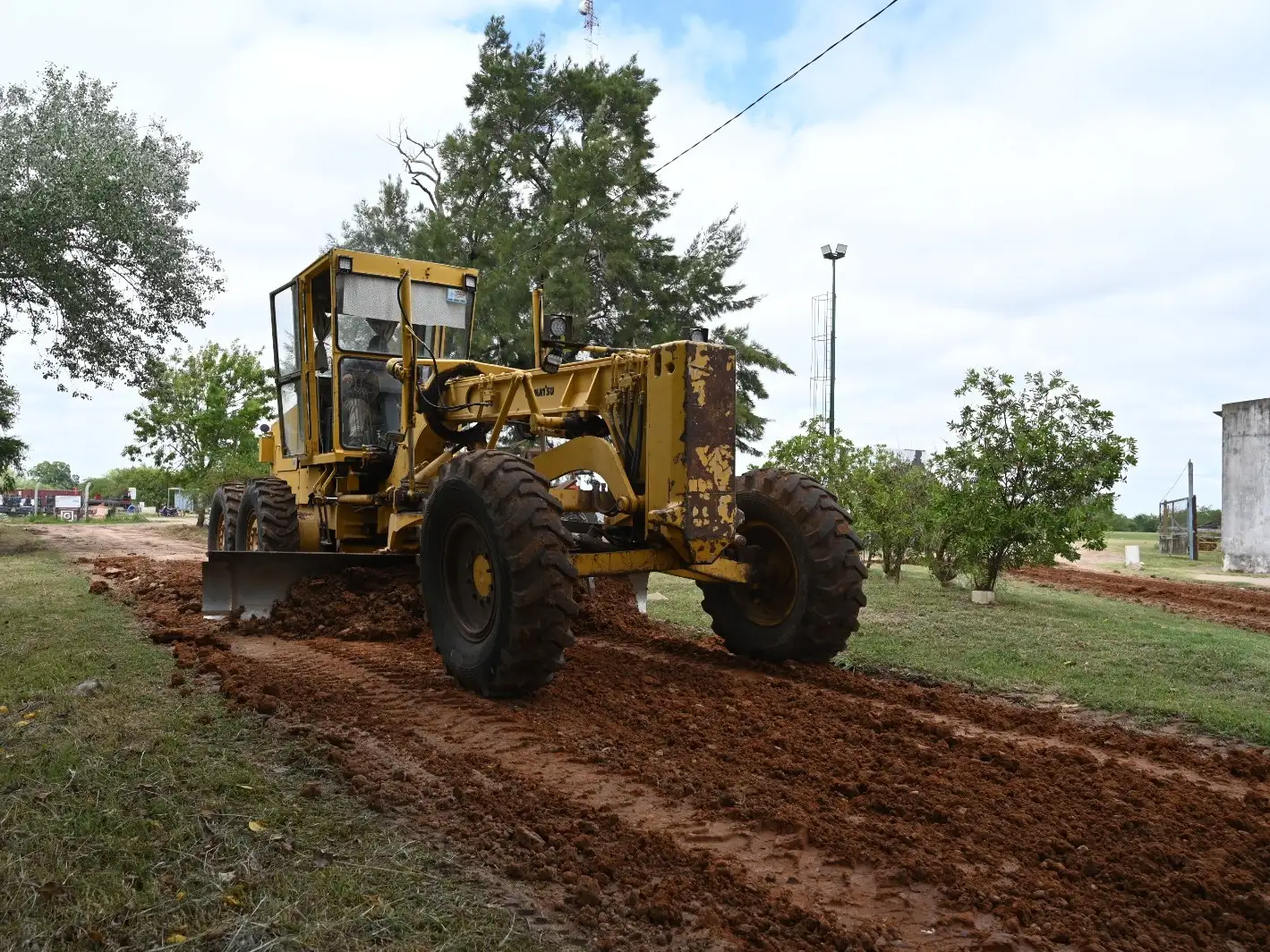 Llevan adelante trabajos de mantenimiento y reconstrucción vial en la calle Perón al fondo