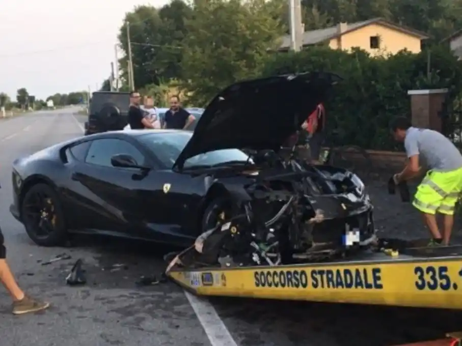 El auto quedó destruido en minutos.