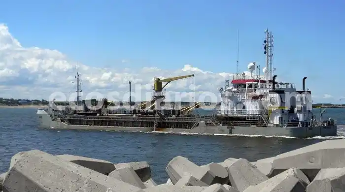 Dos dragas están trabajando en los accesos a Puerto Quequén