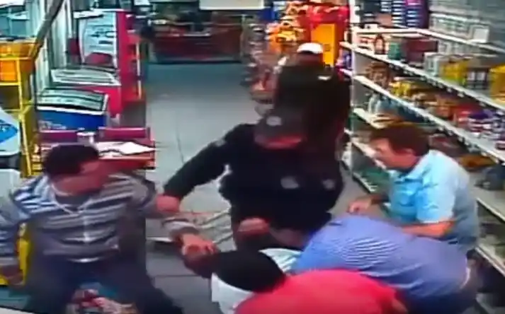 VIDEO: Quiso robar un super y le dieron tremenda paliza 