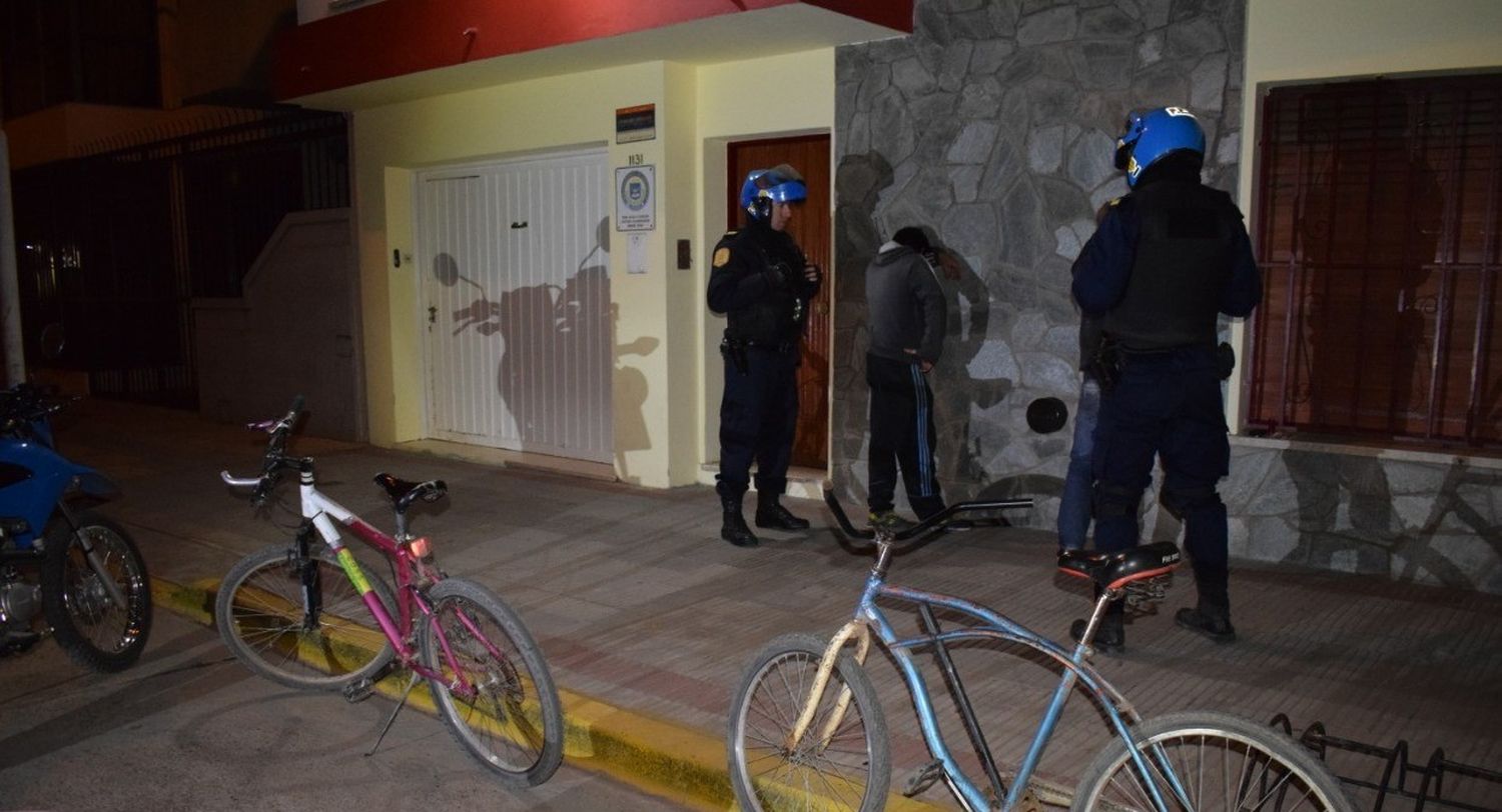 En bicicleta, de madrugada, con un inodoro: a la Policía le resultó muy sospechoso