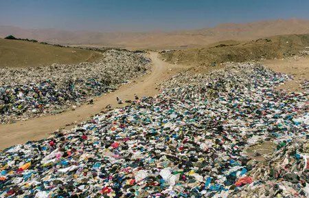 Desierto es usado como basurero de ropa