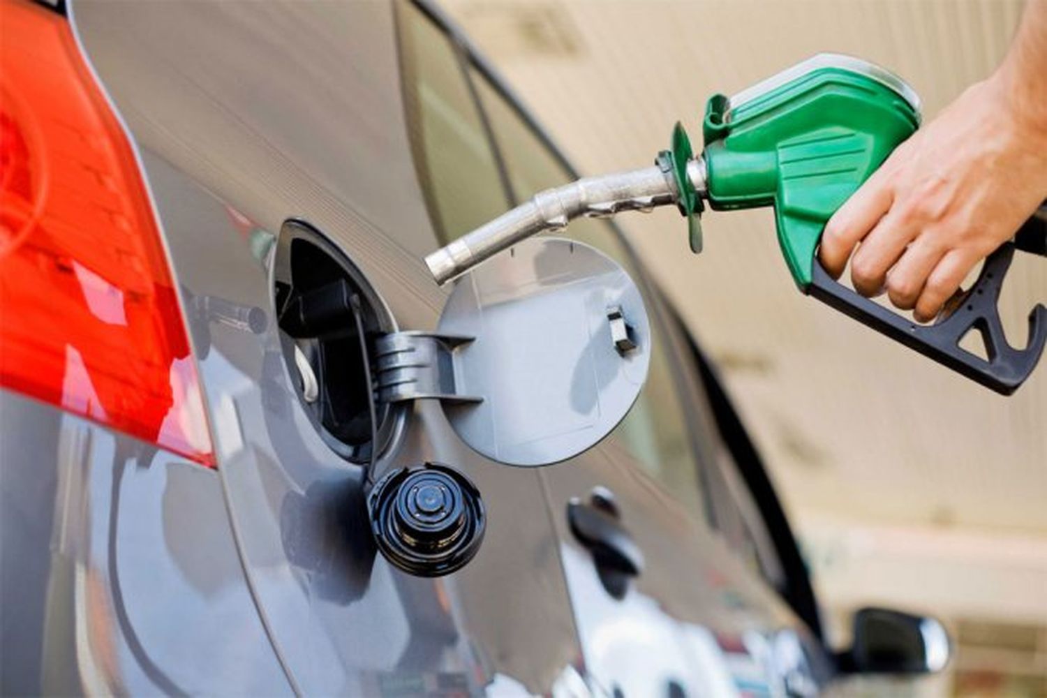 Comienza a regir la leve baja en el precio de los combustibles