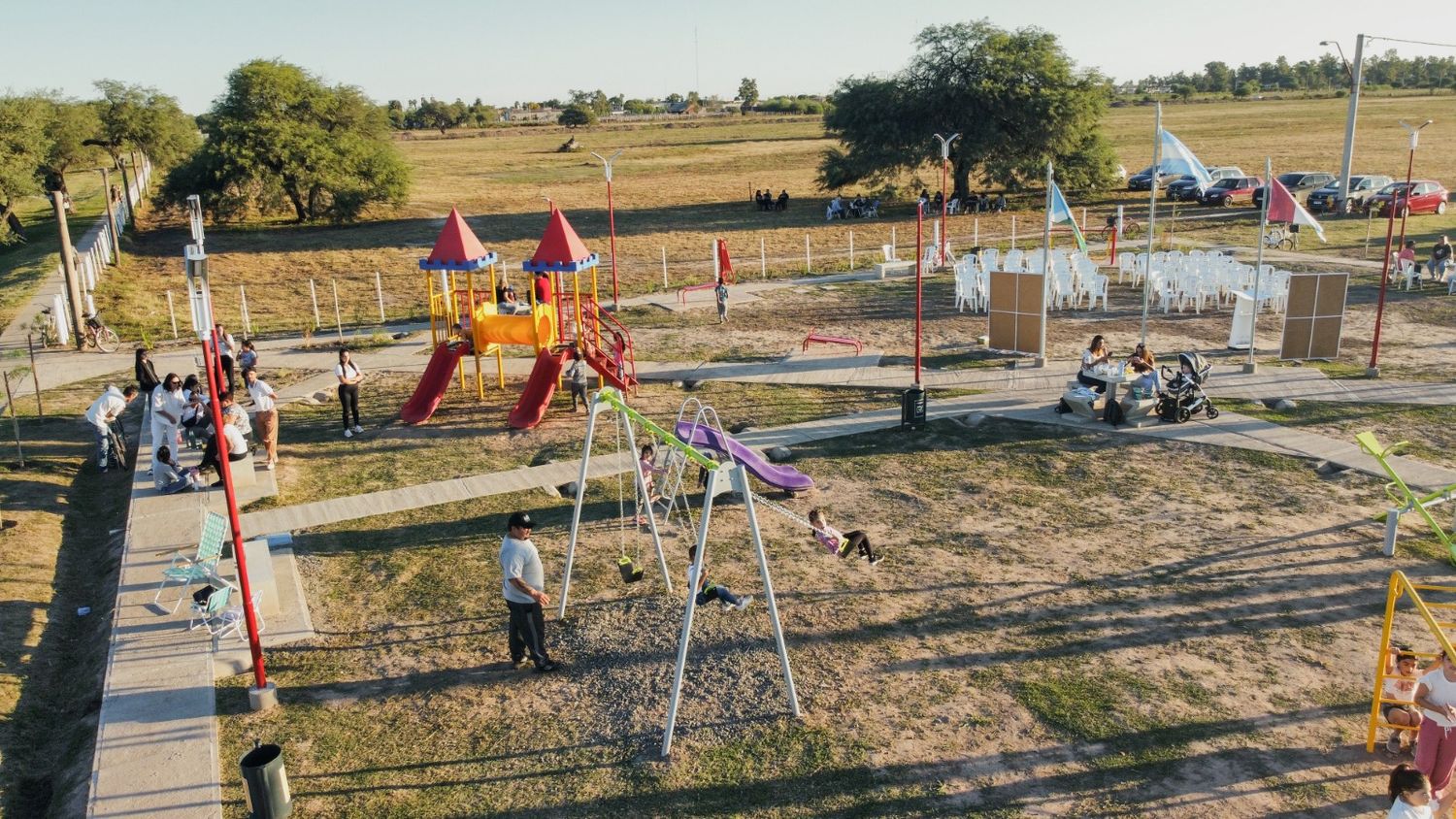 Vecinos y familias disfrutaron de la nueva plazoleta “Gringo Grimaldi”, recientemente inaugurada.